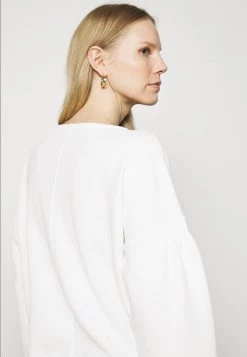 Opus GULBA T Shirt à Manches Longues Milk Femme -Opus Soldes Magasin 0400a2c7a8974816af5f68488235f855