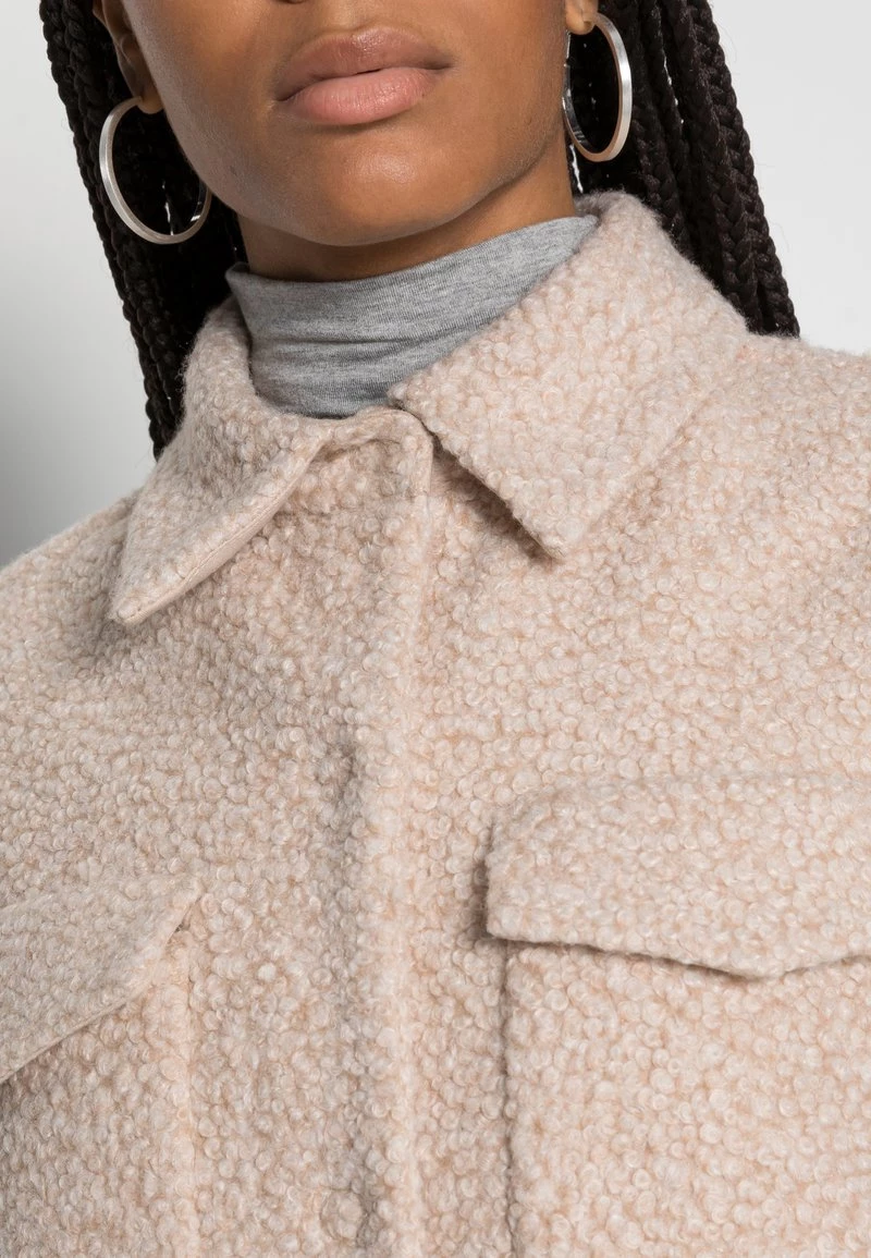 Opus WIPERLA Veste Sans Manches Sweet Almond Femme 7 Opus WIPERLA Veste Sans Manches Sweet Almond Femme – Image 5