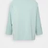 Opus GONTULLA T Shirt à Manches Longues Aloe Green Femme 2 Opus GONTULLA T Shirt à Manches Longues Aloe Green Femme -Opus Soldes Magasin 156642833bc74e5783a3bcd2d8c86361