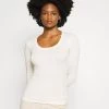 Opus SORANA T Shirt à Manches Longues Soft Cream Femme -Opus Soldes Magasin 1a84c3f7f2d6492abe7782e213918e7b