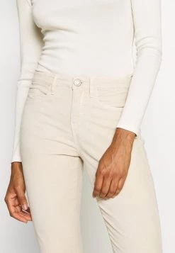Opus Femme EMILY ZIP SOFT Pantalon Classique Soft Cream 11 Opus Femme EMILY ZIP SOFT Pantalon Classique Soft Cream -Opus Soldes Magasin 2b059a469ce6464791218c6f5b2281a4