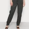 Opus Femme MABOU Pantalon Classique Black Oliv 1 Opus Femme MABOU Pantalon Classique Black Oliv -Opus Soldes Magasin 343e4d97c85747688b67f3ca67ac89fa