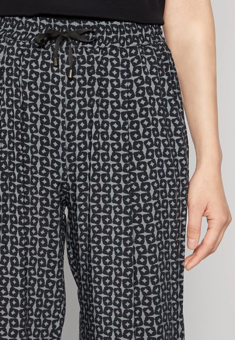 Opus MAHOLA MOSAIC Pantalon Classique Dark Sage Femme 8 Opus MAHOLA MOSAIC Pantalon Classique Dark Sage Femme – Image 6