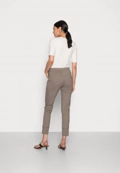 Opus LEVINO Pantalon Classique Oak Tree Femme 9 Opus LEVINO Pantalon Classique Oak Tree Femme -Opus Soldes Magasin 45a9a836a462442e9f0bb0f597557be6