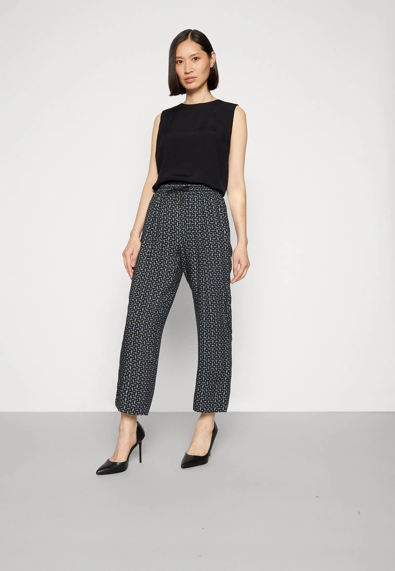 Opus MAHOLA MOSAIC Pantalon Classique Dark Sage Femme 6 Opus MAHOLA MOSAIC Pantalon Classique Dark Sage Femme – Image 4