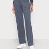 Opus Femme MOKINA Pantalon Classique Forever Blue -Opus Soldes Magasin 5158c7c83be347bea4d065b2642a0691