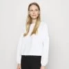 Opus GULBA T Shirt à Manches Longues Milk Femme -Opus Soldes Magasin 8bf9d81b256c4c05ac54b421d819f67e