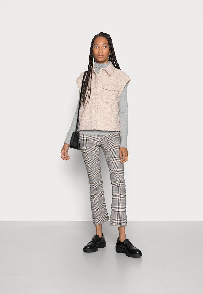 Opus WIPERLA Veste Sans Manches Sweet Almond Femme 4 Opus WIPERLA Veste Sans Manches Sweet Almond Femme – Image 2