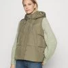 Opus Femme WISELA Veste Sans Manches Soft Moss 2 Opus Femme WISELA Veste Sans Manches Soft Moss -Opus Soldes Magasin a1e0a24ba54742c790107f40e8913533