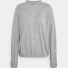 Opus SALNA T Shirt à Manches Longues Hazy Fog Melange Femme -Opus Soldes Magasin bc57a4b69cc64cbfba592ac099dc2dcd