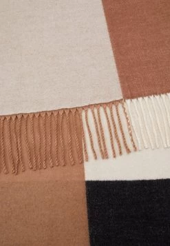 Opus Femme AKANTE SCARF Écharpe Creamy Camel 7 Opus Femme AKANTE SCARF Écharpe Creamy Camel -Opus Soldes Magasin cae75b169e9d4f6db519e3e5a3d43c5f