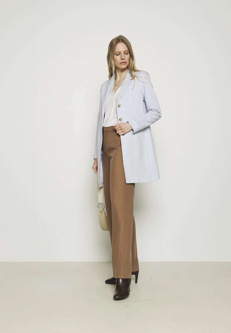 Opus HALINI SPECIAL Manteau Court Morning Blue Femme 4 Opus HALINI SPECIAL Manteau Court Morning Blue Femme – Image 2