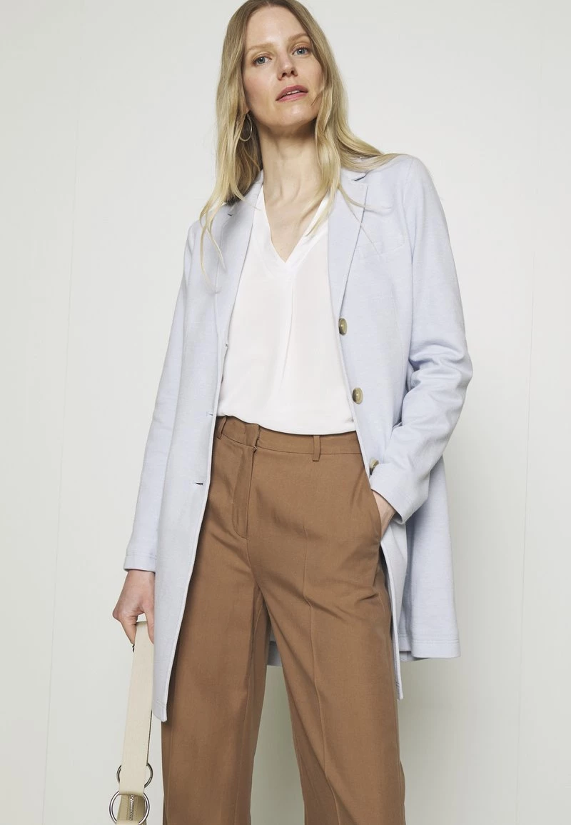 Opus HALINI SPECIAL Manteau Court Morning Blue Femme 6 Opus HALINI SPECIAL Manteau Court Morning Blue Femme – Image 4